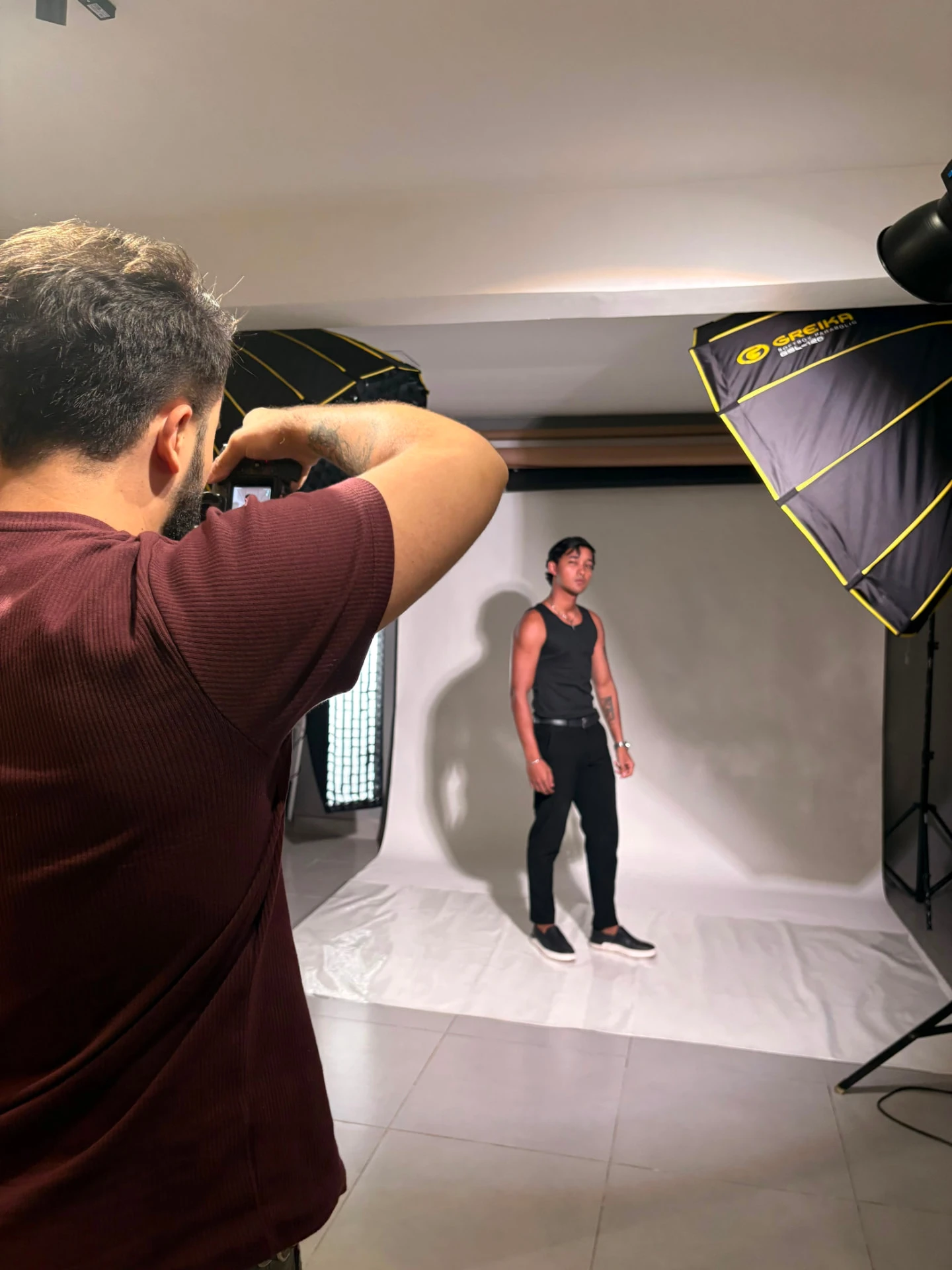 Fotógrafo e modelo durante um ensaio em estúdio